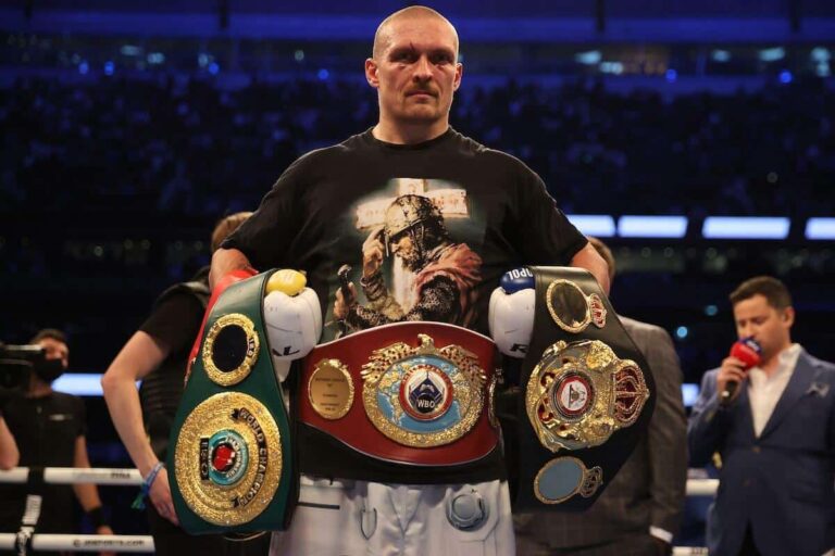 Usyk mostra le sue cinture