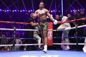 Joshua va al tappeto ma batte Prenga per KO